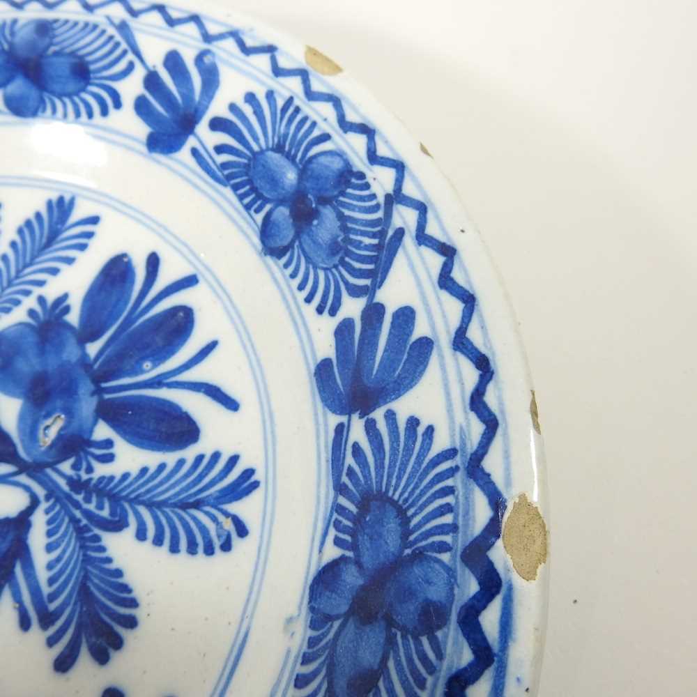 A collection of 18th century Dutch Delft plates - Image 7 of 16