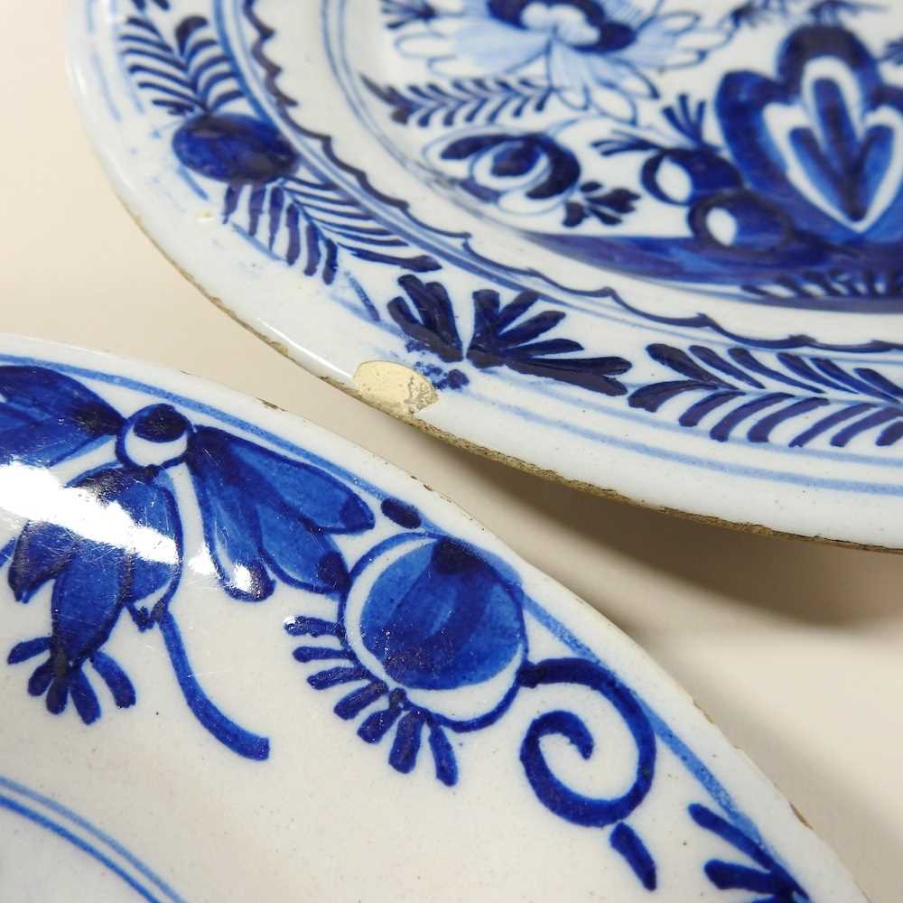 A collection of 18th century Dutch Delft plates - Image 5 of 16