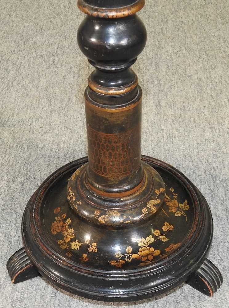 An early 19th century japanned occasional table - Image 5 of 6