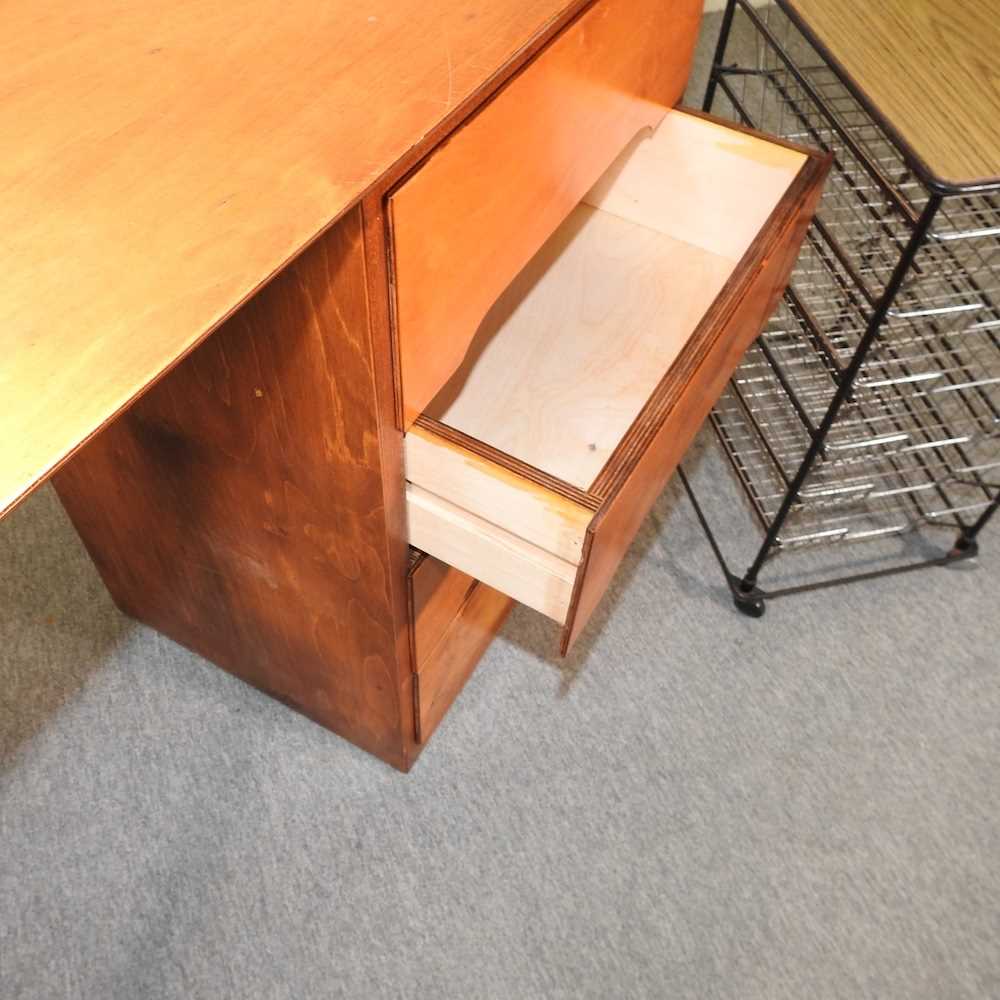 A mid 20th century desk - Image 3 of 6