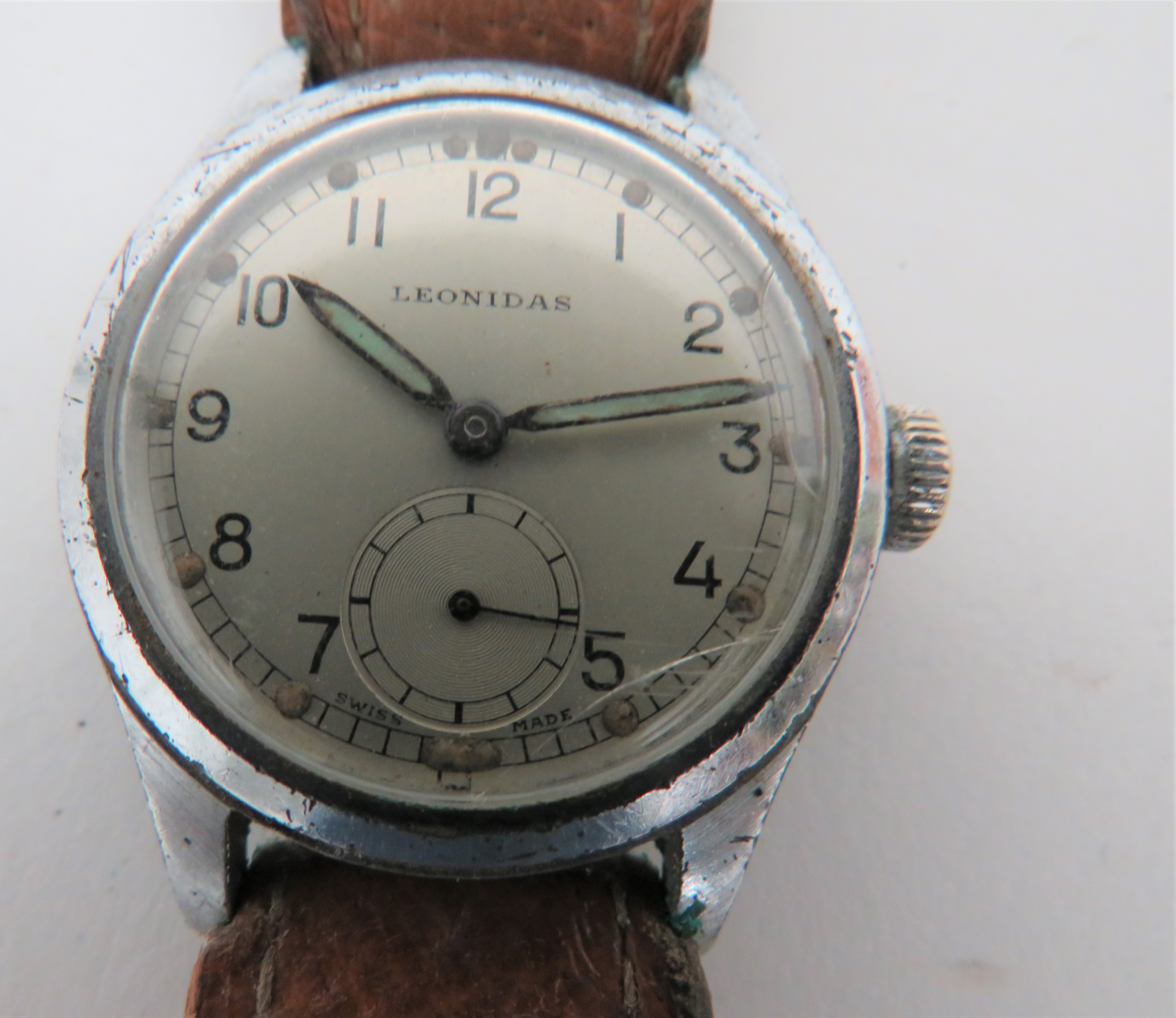 WW2 Issue Army Timepiece Watch by ""Leonidas"" plated case.  The rear with broad arrow and ""ATP"". - Image 2 of 3