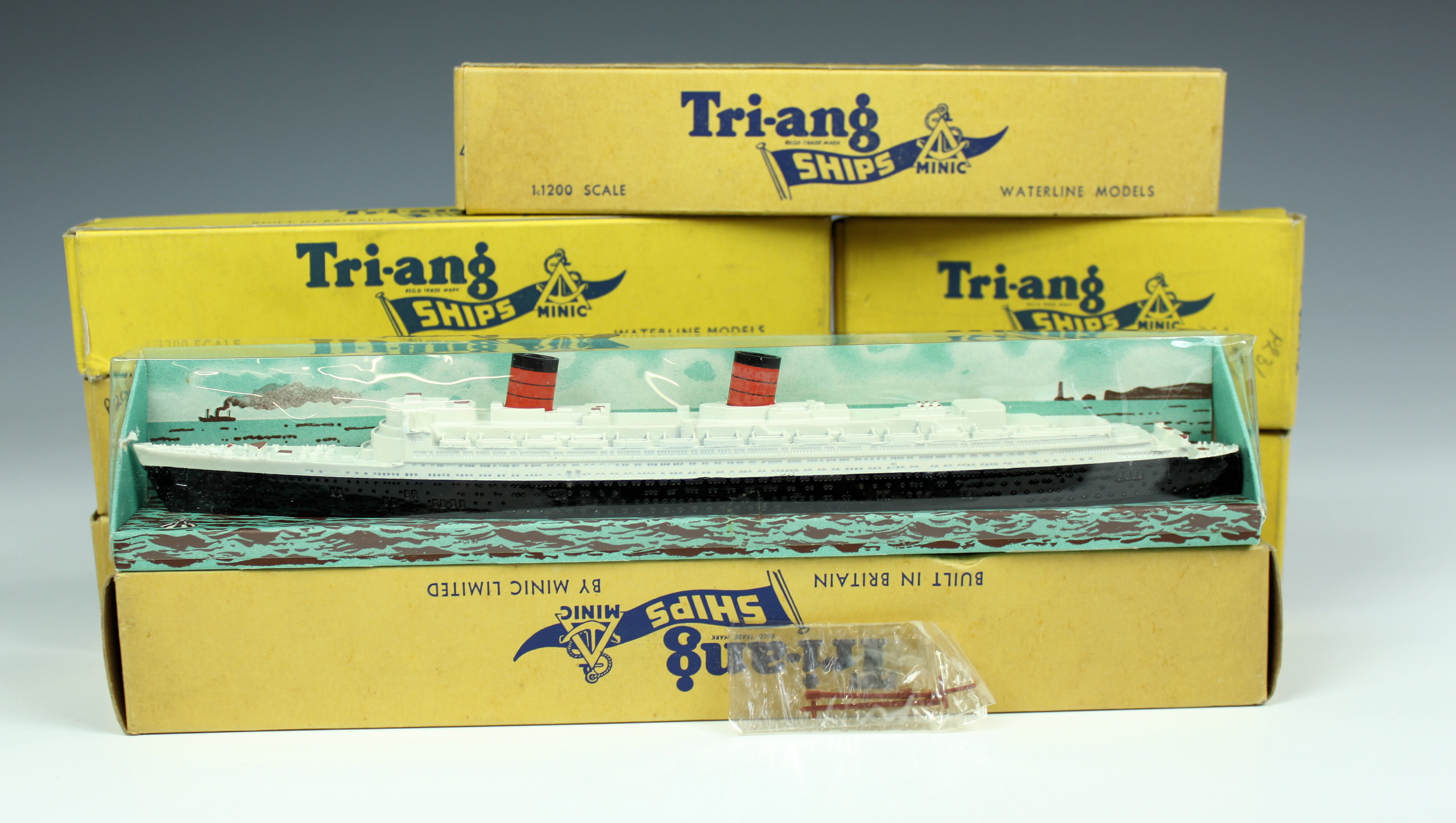 A collection of boxed Triang Minic Ships and harbour fittings Waterline Models, 1:1200 scale to - Image 5 of 8