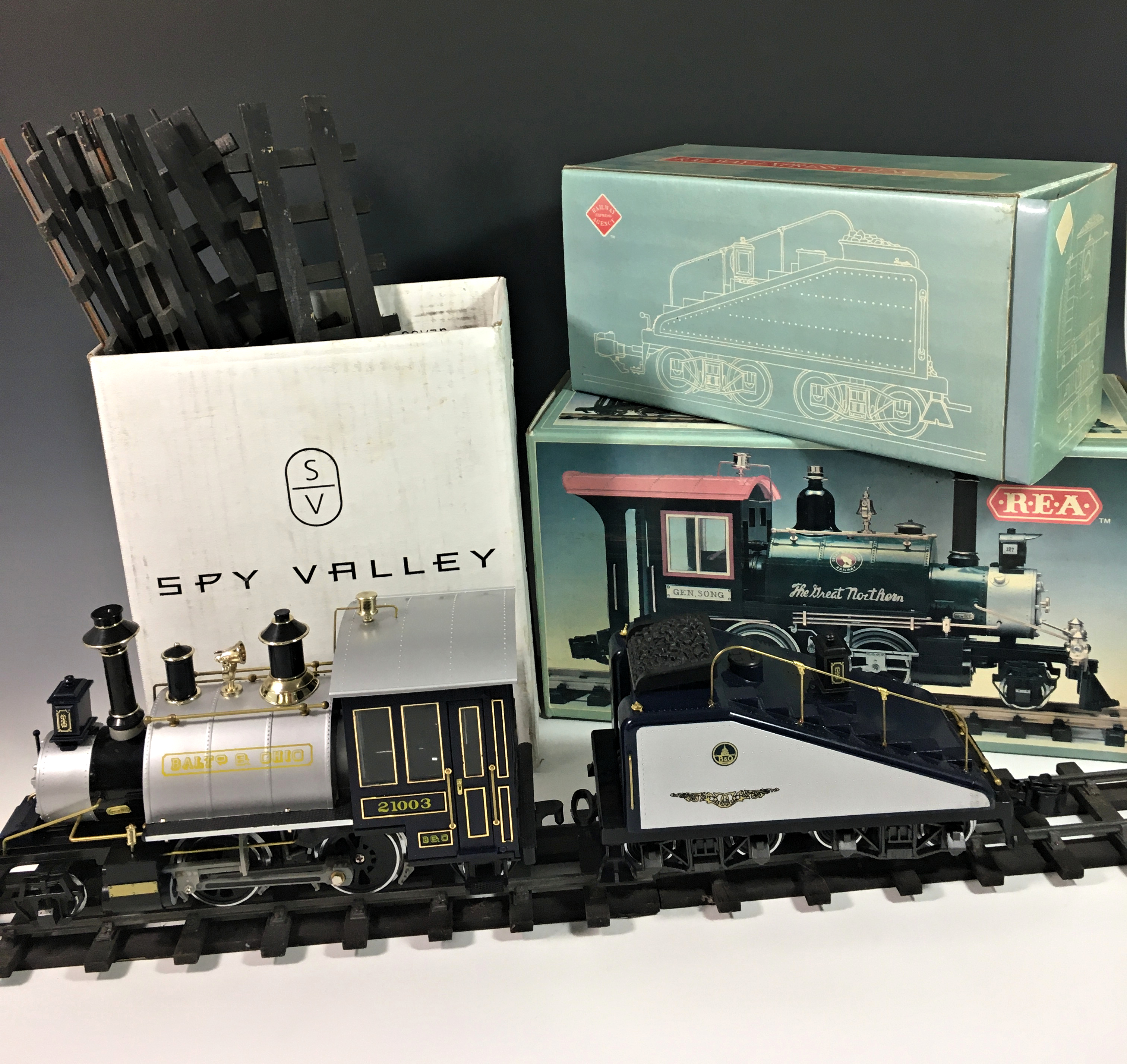 A boxed G scale REA B&O Rodgers steam locomotive and tender, REA-21003, with loose track. - Image 2 of 5