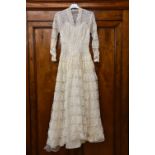 A pretty vintage ivory wedding dress, size 8 (36), early 20th century.