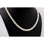 A pearl necklace with 9ct gold clasp, the pearls measuring approximately 7mm in diameter and with