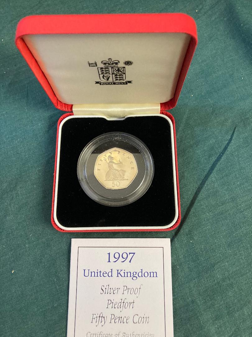 COINS : 1997 UK 50p PIEDFORD silver proof coin in display case and box