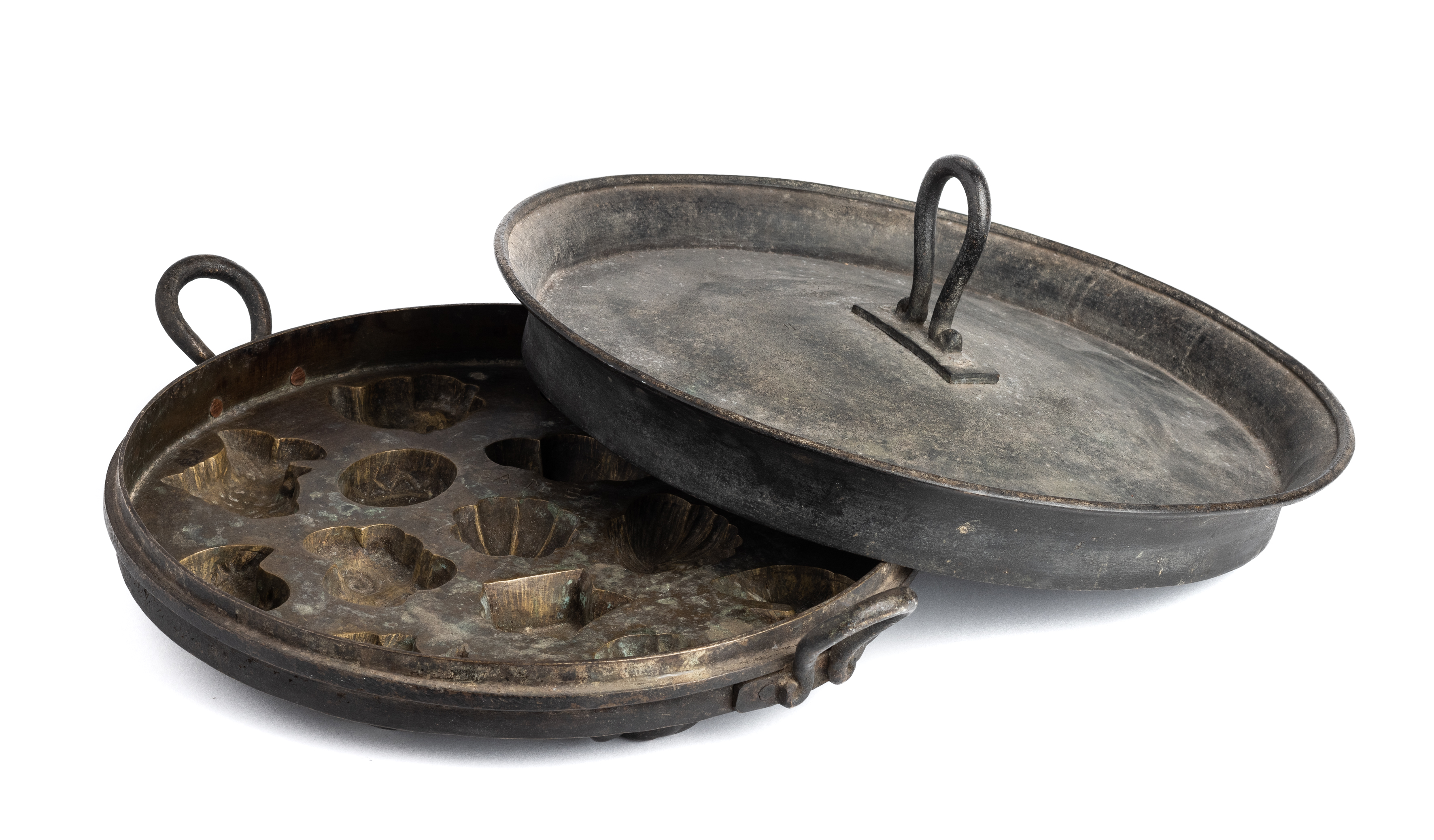 A BRONZE IDLI PAN, SOUTH INDIA, 19TH CENTURY