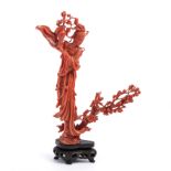 ˜A CHINESE CORAL FIGURE OF A MAIDEN, 20TH CENTURY