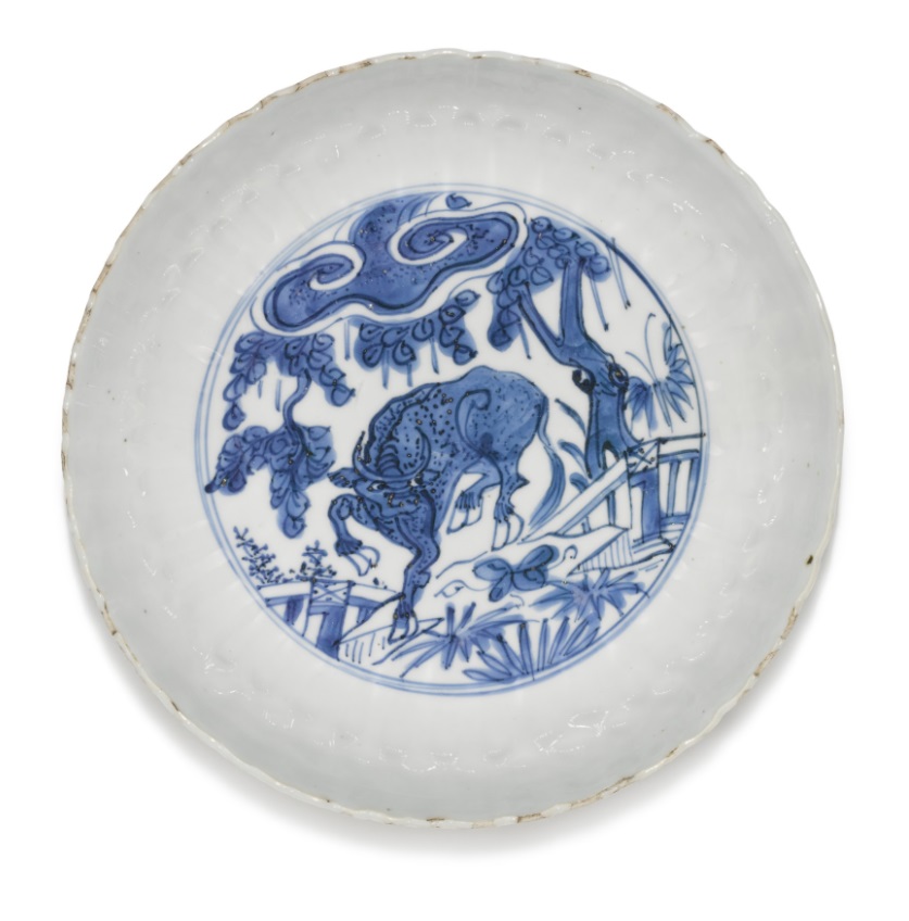 A SET OF FOUR CHINESE BLUE AND WHITE DISHES, WANLI PERIOD (1573-1619) - Image 8 of 10