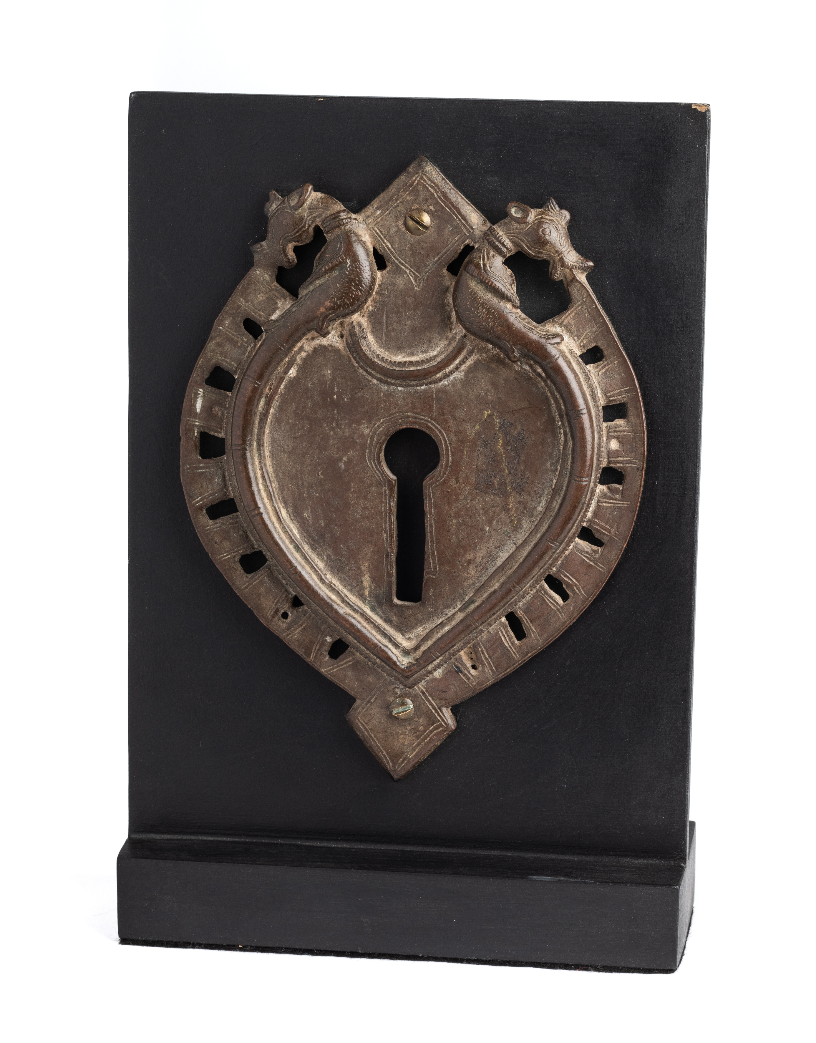 A BRONZE ESCUTCHEON, SOUTH INDIA, 18TH/19TH CENTURY