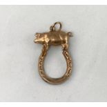A vintage 9 carat hallmarked gold pig and horseshoe charm / pendant, 1.3gm