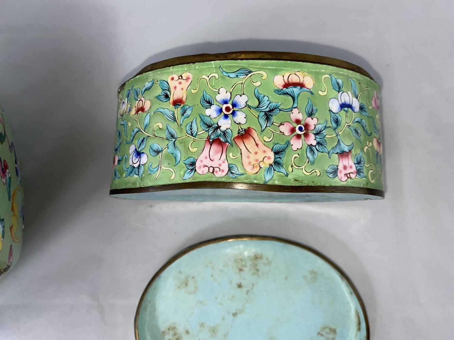 A Chinese green ground hexagonal cloisonné bowl decorated with bats, diameter 19.5cm and a similar - Image 4 of 9