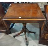 A Georgian style crossbanded mahogany drop leaf occasional table on pedestal base