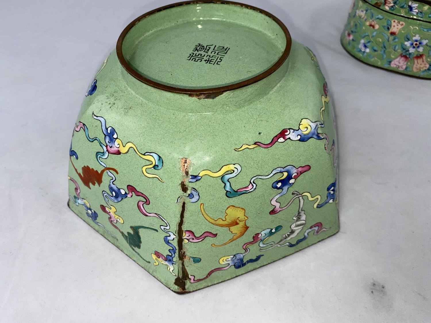 A Chinese green ground hexagonal cloisonné bowl decorated with bats, diameter 19.5cm and a similar - Image 8 of 9
