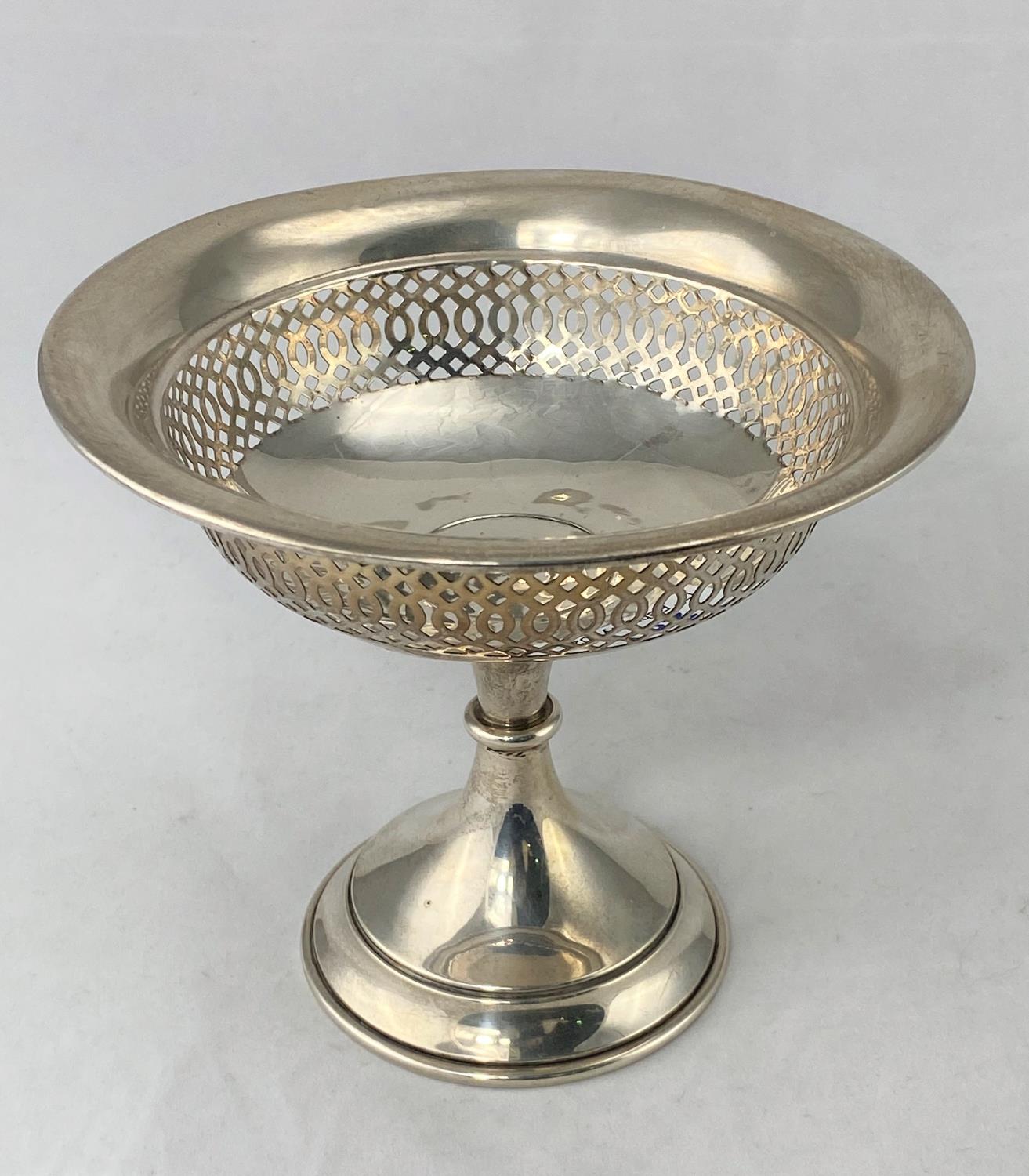A silver pedestal sweetmeat dish with pierced border, 4.6oz, Birmingham, 1929