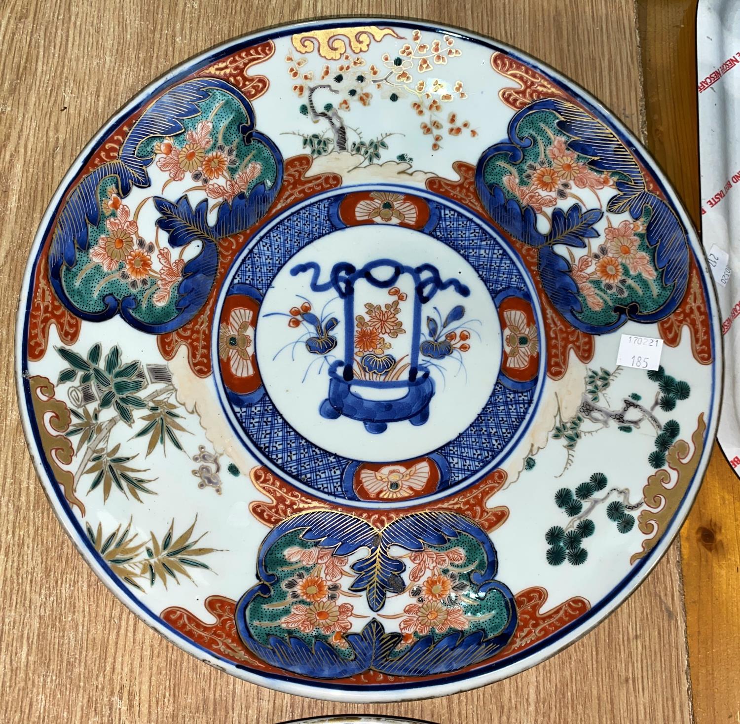 A pair of Japanese Imari plaques, diameter 31cm - Image 3 of 5