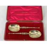 A pair of silver gilt anointing spoons, 2.2oz, London 1910 maker R.S cased