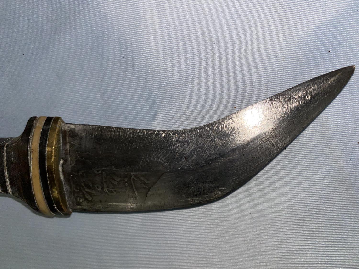 A vintage Middle Eastern dagger with inlaid hilt, embossed brass scabbard & Arabic script to the - Image 5 of 7