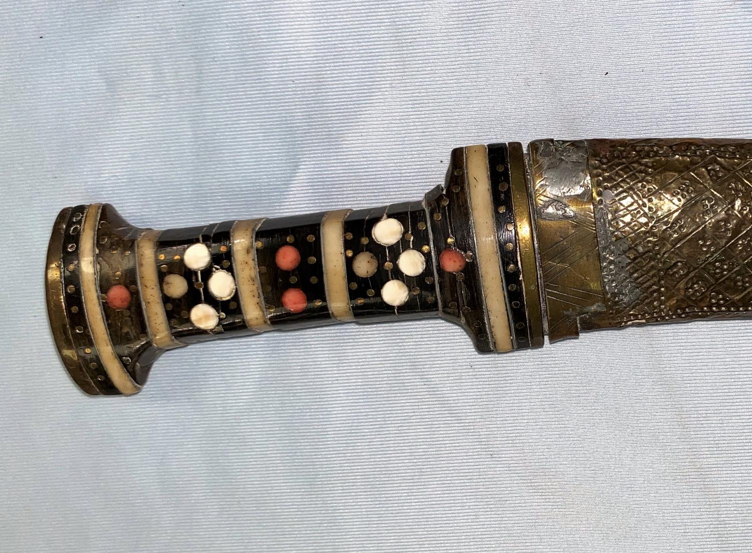 A vintage Middle Eastern dagger with inlaid hilt, embossed brass scabbard & Arabic script to the - Image 7 of 7