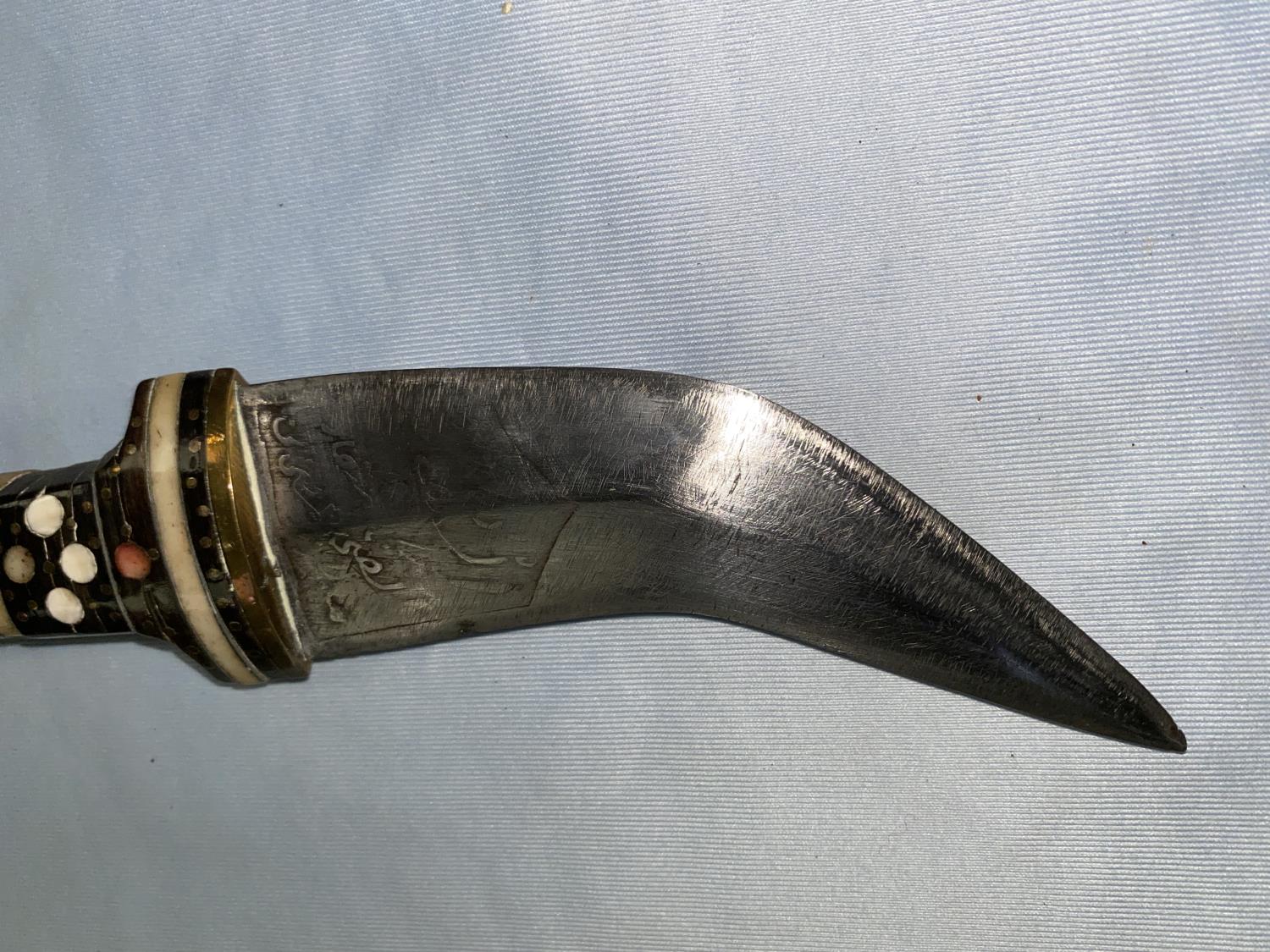 A vintage Middle Eastern dagger with inlaid hilt, embossed brass scabbard & Arabic script to the - Image 6 of 7