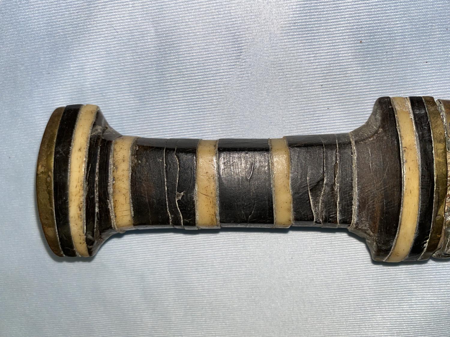 A vintage Middle Eastern dagger with inlaid hilt, embossed brass scabbard & Arabic script to the - Image 3 of 7