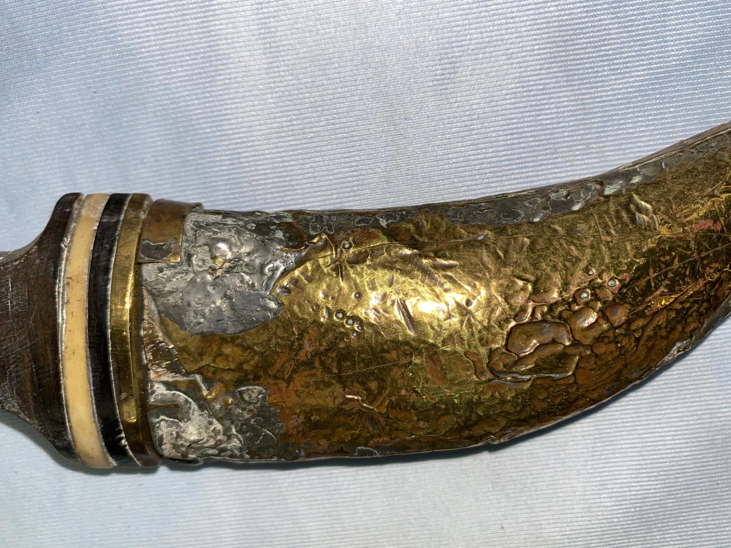 A vintage Middle Eastern dagger with inlaid hilt, embossed brass scabbard & Arabic script to the - Image 4 of 7