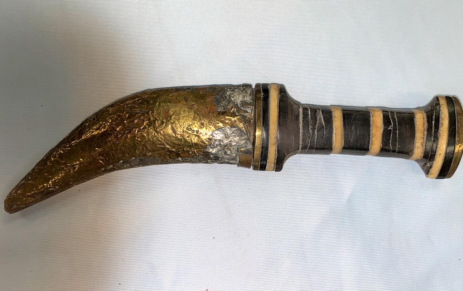 A vintage Middle Eastern dagger with inlaid hilt, embossed brass scabbard & Arabic script to the - Image 2 of 7