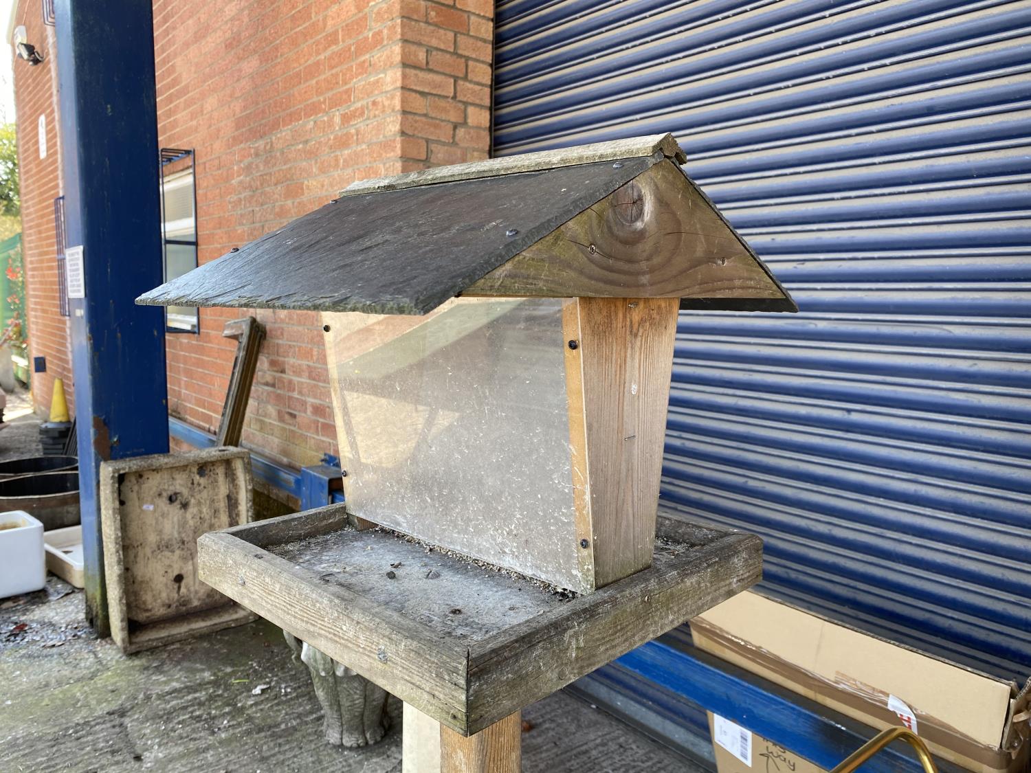 A wooden bird table with slate roof - Image 2 of 2