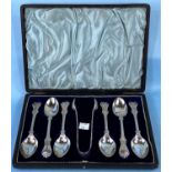 A cased set of 6 teaspoons and tongs with relief Rococo decoration, Sheffield 1896, 7.5oz