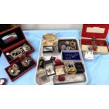 Selection of costume jewellery including Scottish style and other brooches,etc