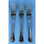 A set of 3 rat-tail hallmarked silver dinner forks, Sheffield various dates, 7oz