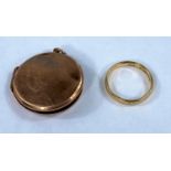 An 18 carat hallmarked gold wedding ring, 2.6gm; a circular 9ct hallmarked gold locket (af) 4.6gm