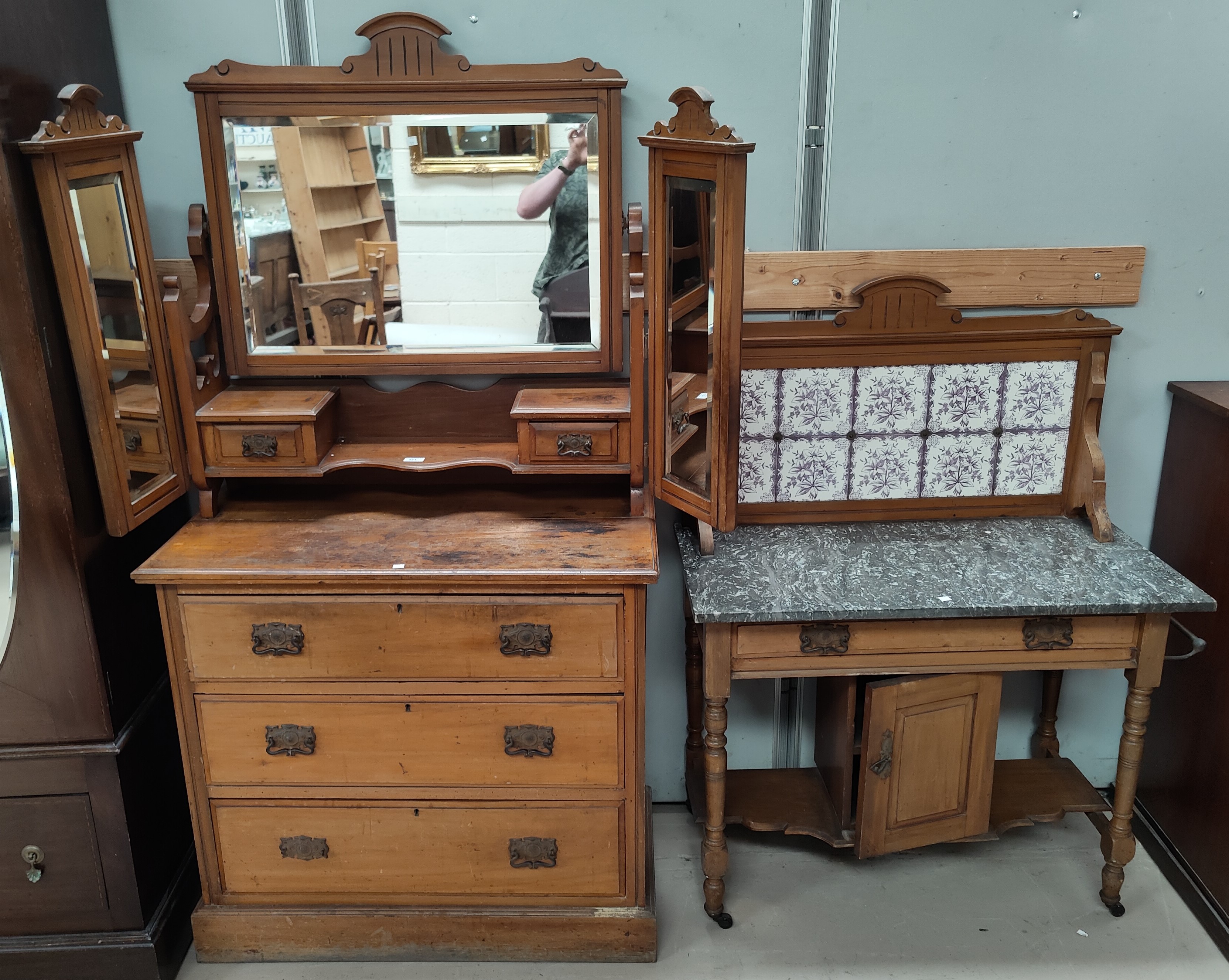 An Edwardian satin walnut 2 piece bedroom suite comprising 3 height dressing table and washstand