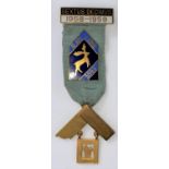 A 9 carat hallmarked gold masonic set square medallion, 8 gm approx