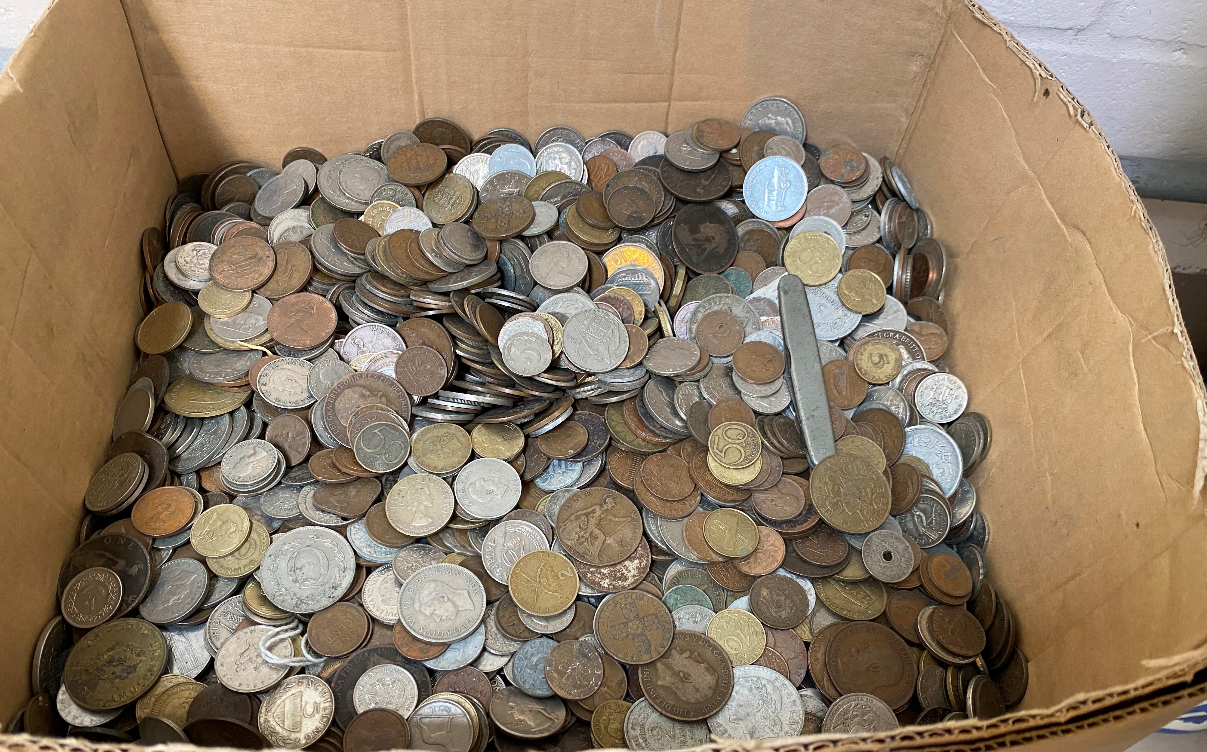 A large quantity of GB and foreign coins, approx. 15kg - Image 2 of 3