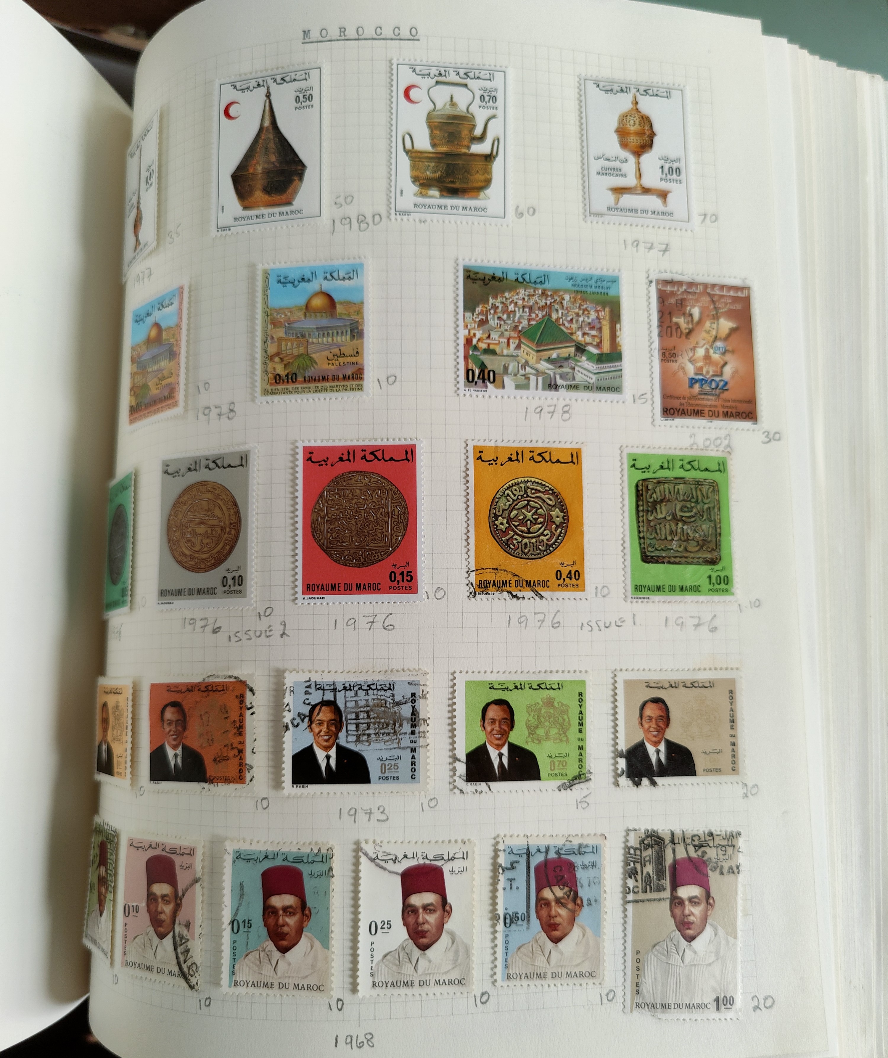 A very nicely presented world collection of stamps in 4 Stanley Gibbons Devon loose-leaf albums with - Image 11 of 23