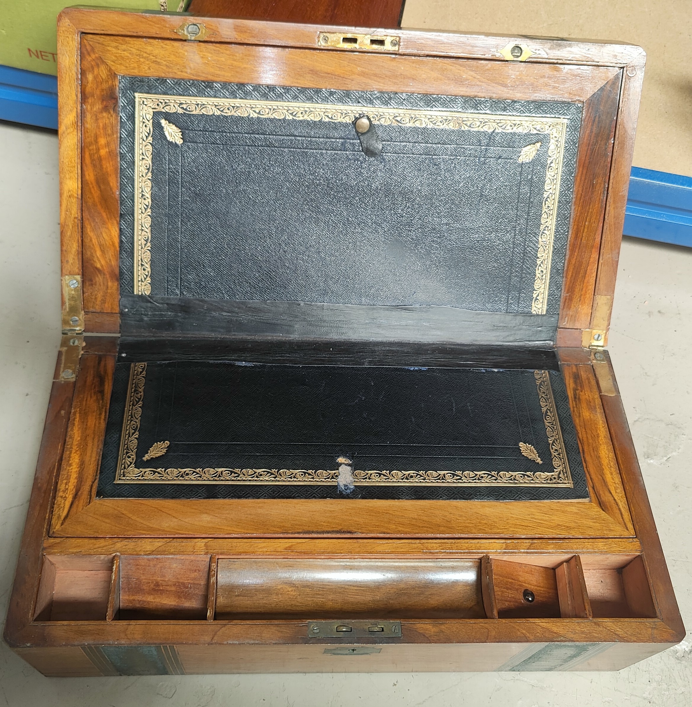 A Victorian walnut writing box outfolding to slope, 45 cm - Image 2 of 2