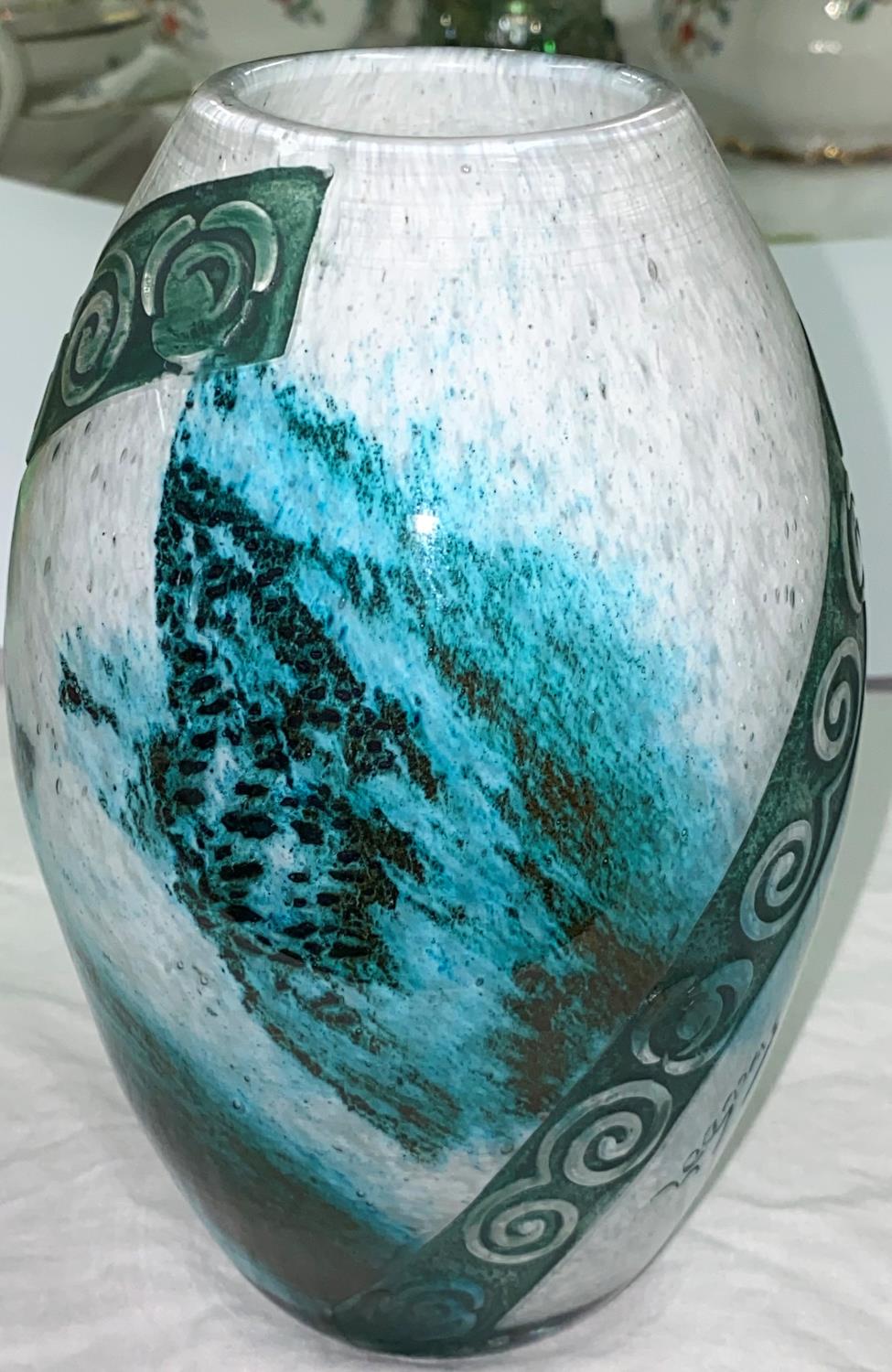 A French Art Deco glass vase with etched spiral bands, signed, 17 cm - Image 2 of 3