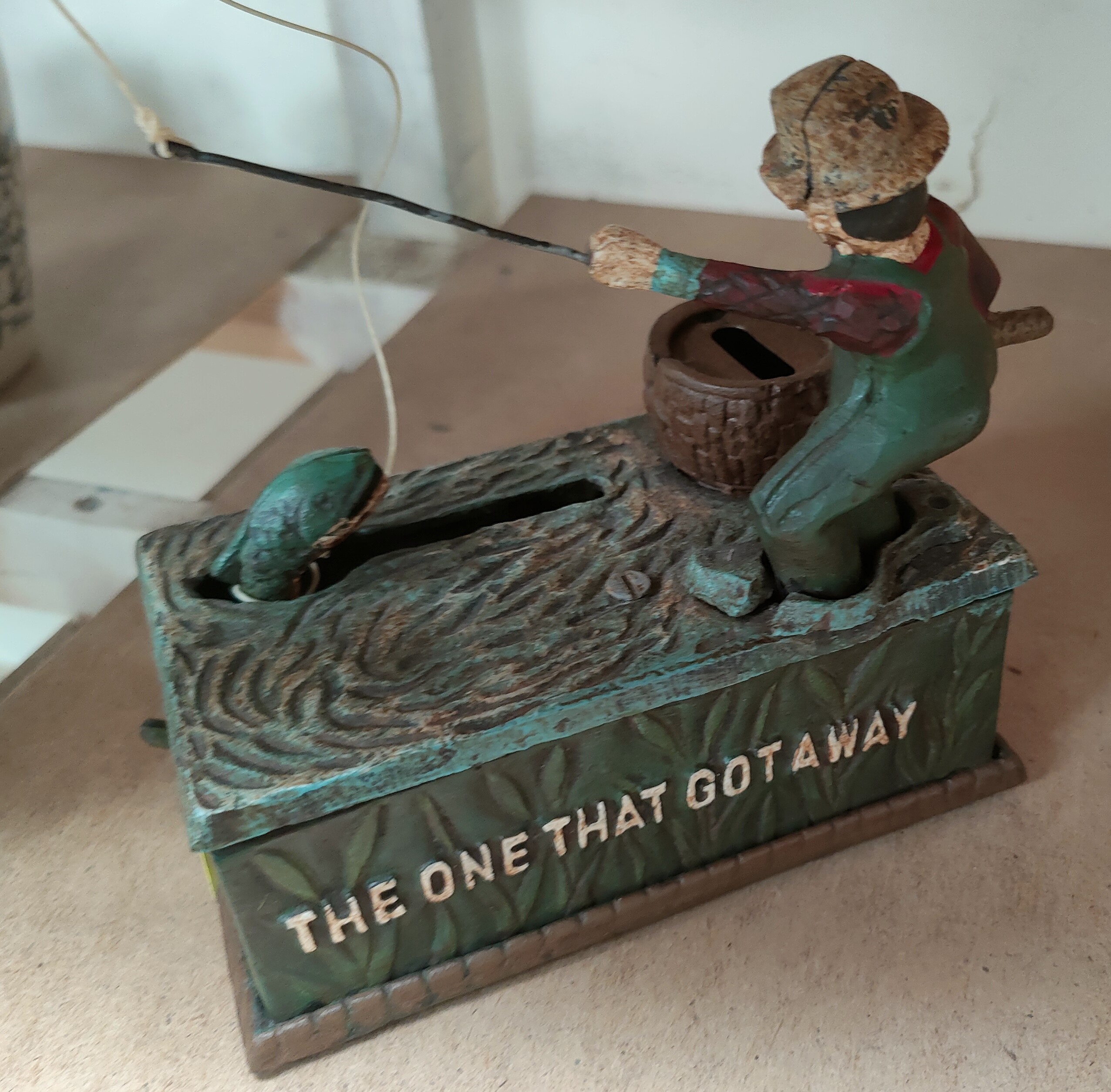 A vintage American cast iron money box with painted decoration "The One That Got Away" 17cm - Image 2 of 3