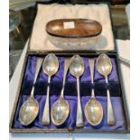 A hallmarked silver set of 6 teaspoons, cased, Sheffield 1926, 4 oz; a trinket dish with silver