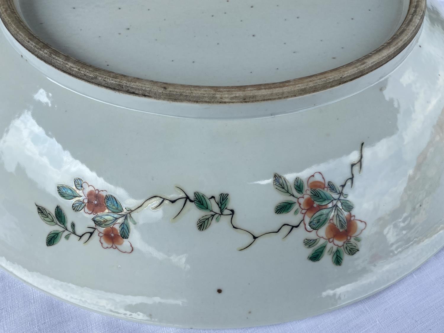 A large Chinese famille verte charger decoarted with flowers and birds on a branch, diameter 43cm - Image 6 of 7