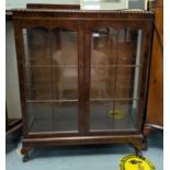 An early 20th century mahogany display cabinet with 2 doors, on cabriole legs, width 93 cm