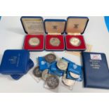 Five 1977 QEII Silver Jubilee crowns, cased; other commemorative crowns and coins