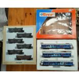 A Roco boxed set HO scale 63 006 - DBET420 (box worn) and a selection of Walthers twin hoppers in