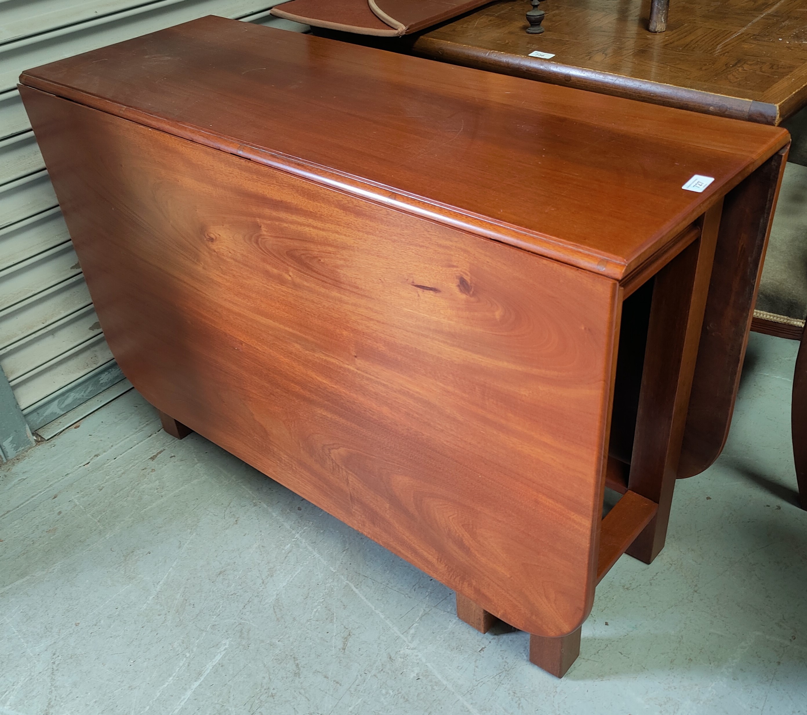 A mahogany dining table with rounded rectangular drop leaf top and a period set of 6 (5+1) chairs