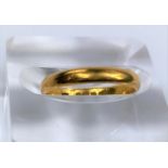 A 22 carat hallmarked gold wedding ring, 2.8 gm