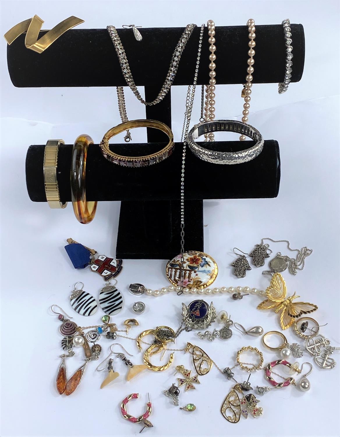 A selection of costume jewellery.