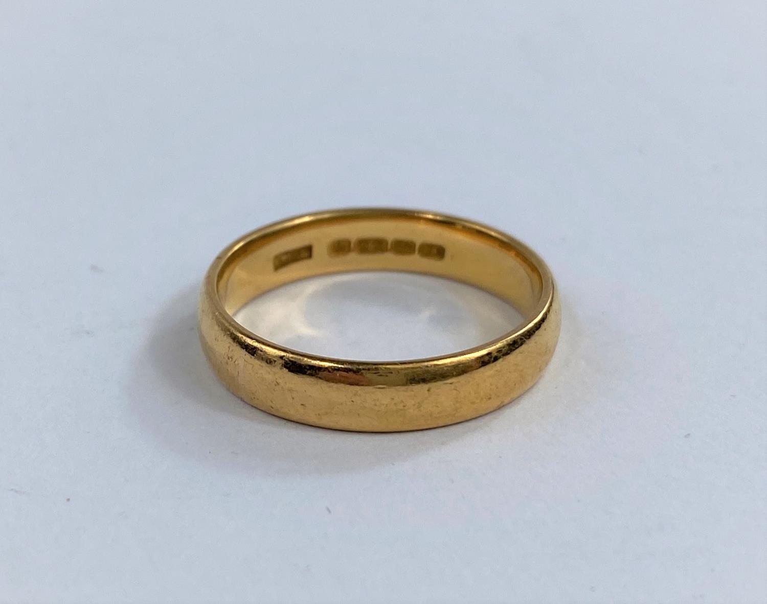 A 22 ct gold hallmarked wedding ring 5.1gm size N