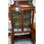 An Edwardian Sheraton style side/display cabinet in inlaid crossbanded mahogany with 2 doors , caddy