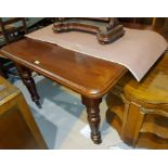 A Victorian mahogany wind-out dining table on turned legs and castors, 1 spare leaf and winder,